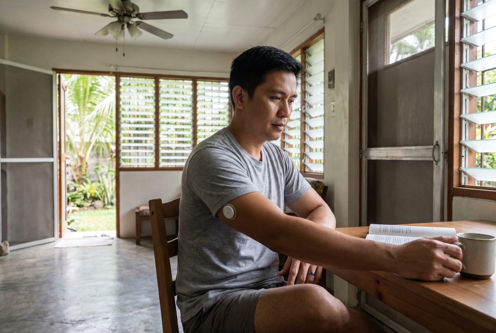 Lalaki sa casual na mesa ng tanghalian sa kalagitnaan ng pagkain, mga kaibigan sa likod - AI-generated