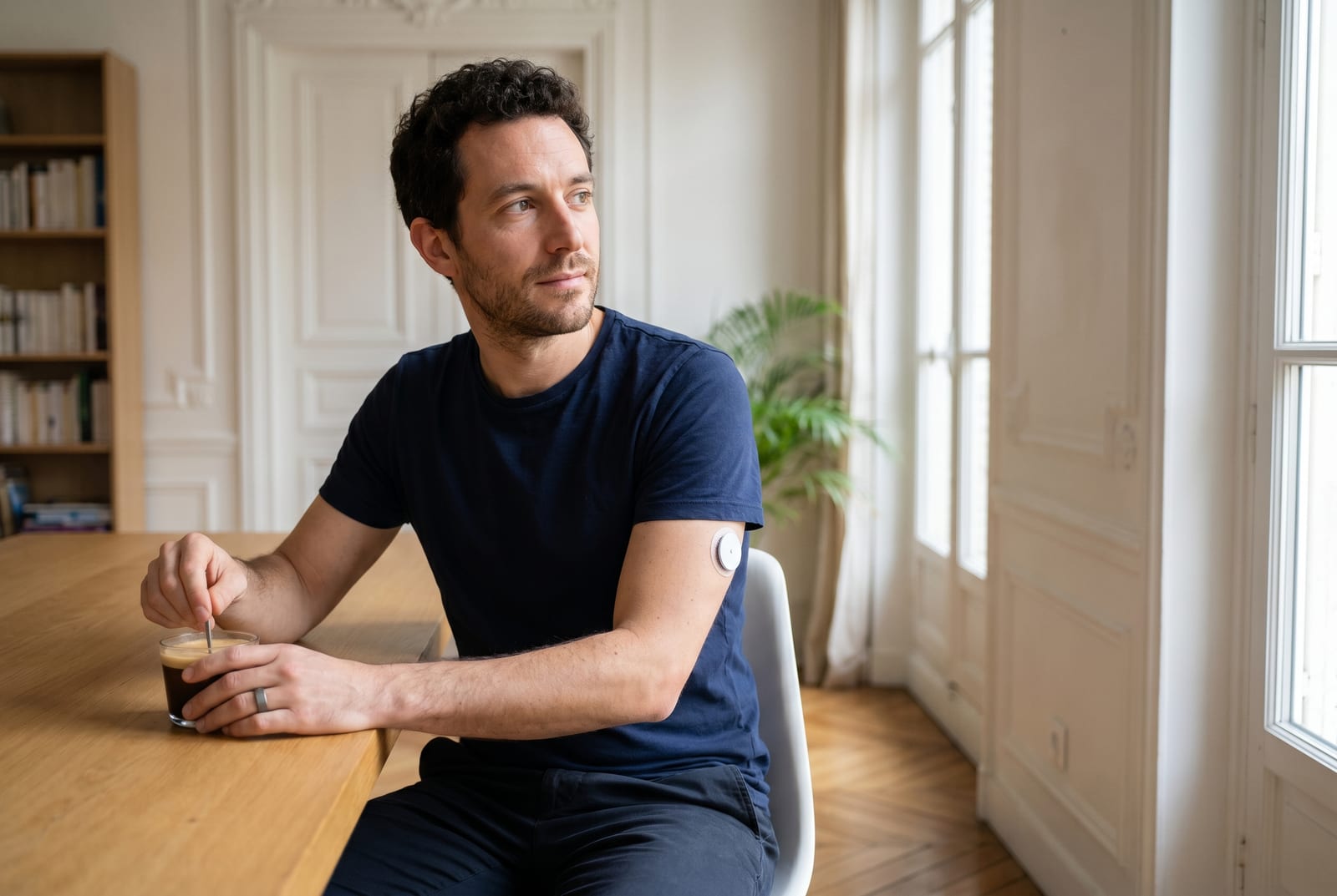 Homme à une table de déjeuner décontractée en plein repas, des amis en arrière-plan - Généré par AI