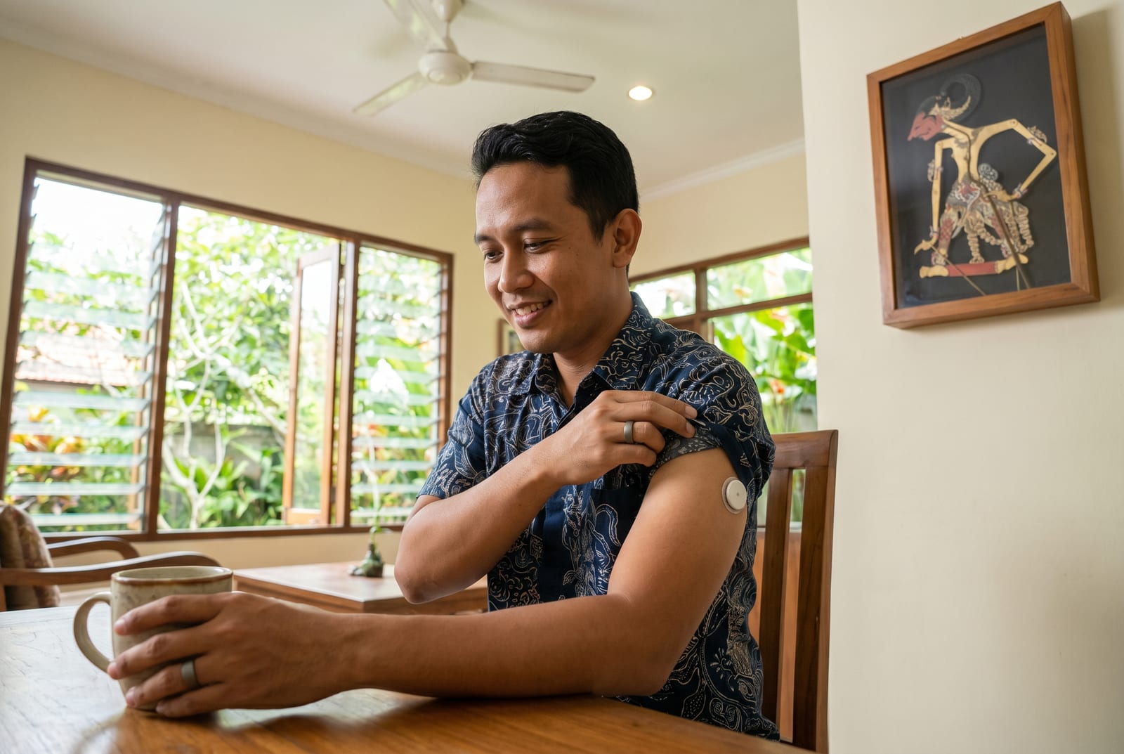 Pria di meja makan santai di tengah makan siang, teman-teman di latar belakang - Dibuat oleh AI