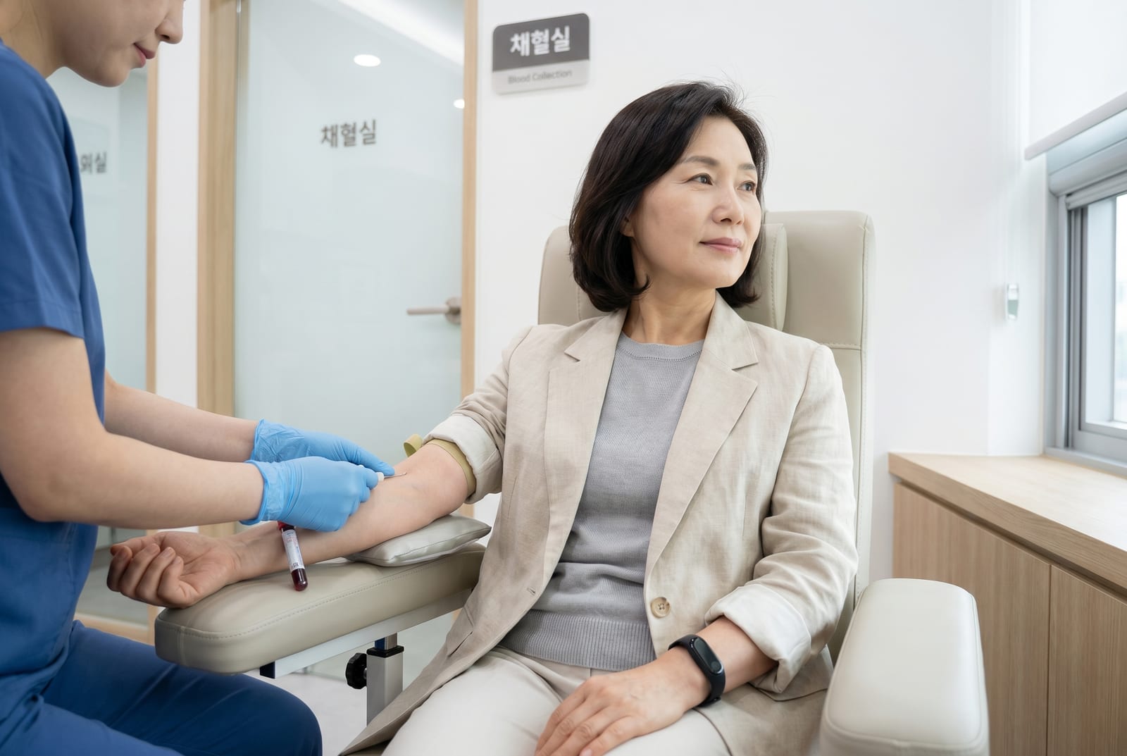 홈 오피스 책상에서 독서용 안경을 쓰고 인쇄된 검사 보고서를 넘기는 여성 - AI 생성