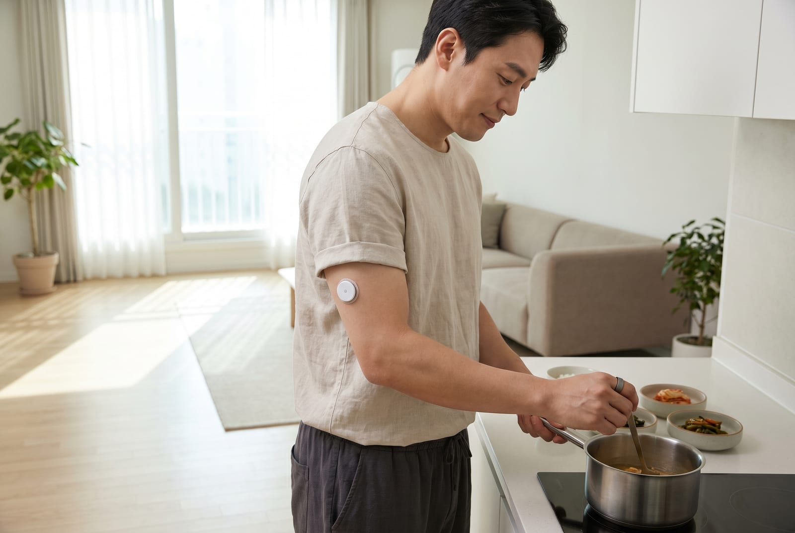 식사 중 캐주얼한 점심 테이블에 앉아 있는 남성, 배경에 친구들이 있음 - AI 생성