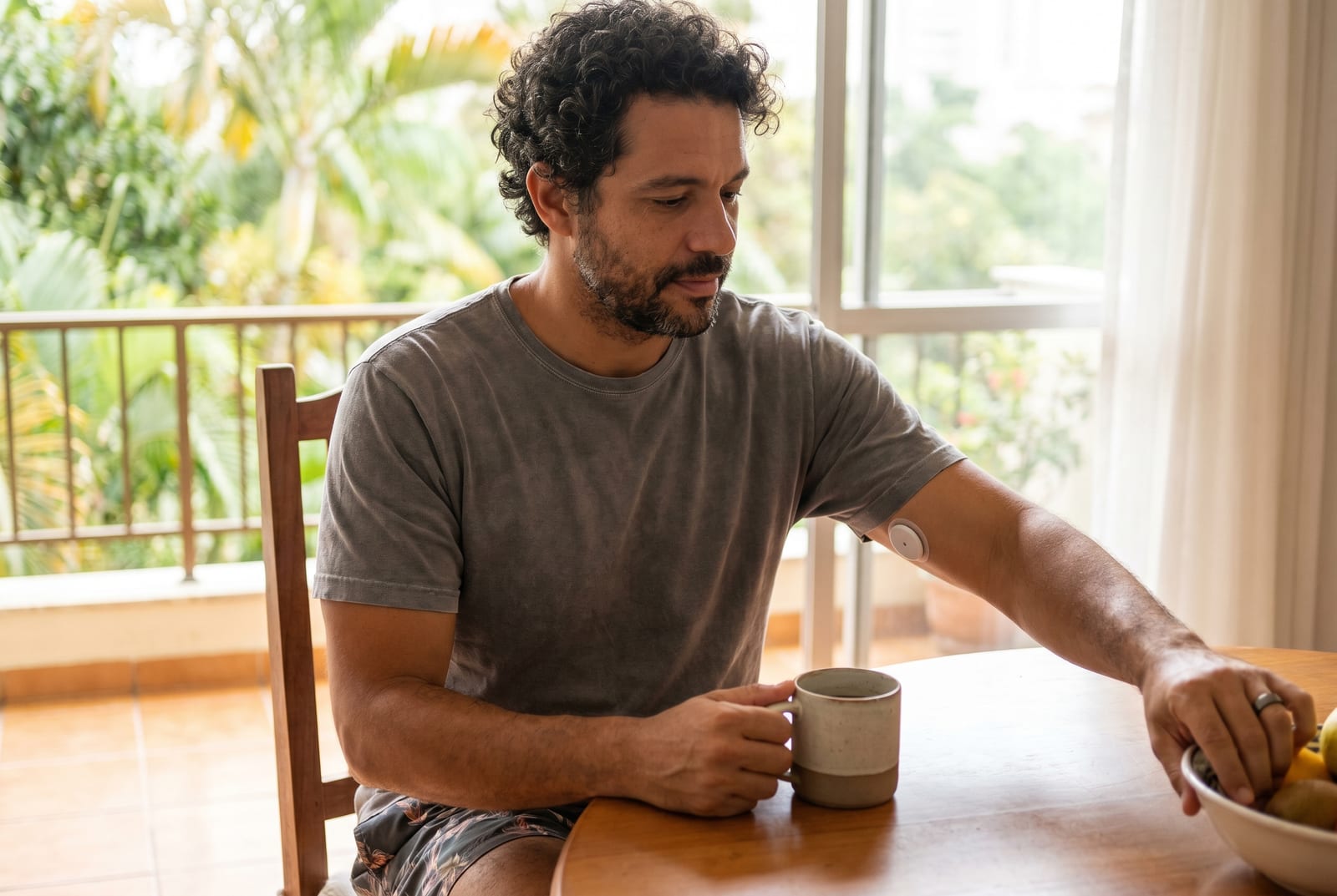 Homem em uma mesa de almoço casual no meio da refeição, amigos ao fundo - Gerado por AI