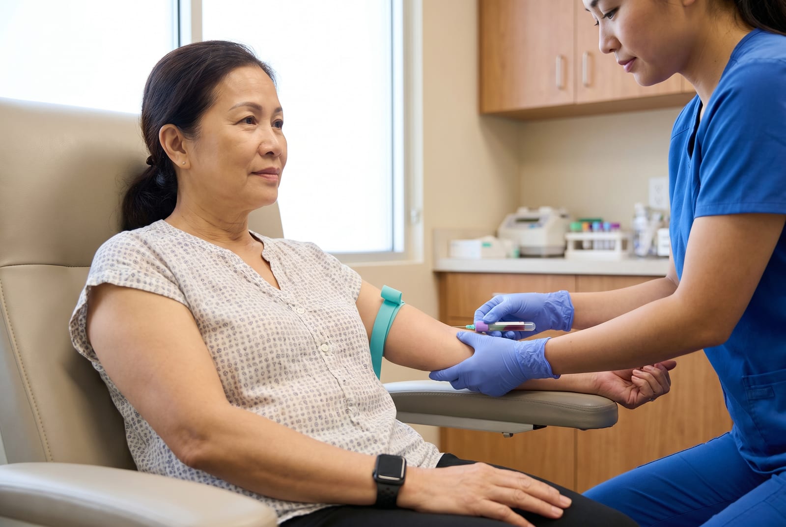 Người phụ nữ ngồi tại bàn làm việc ở nhà với kính đọc sách, đang lật xem các báo cáo xét nghiệm in ra - Do AI tạo ra